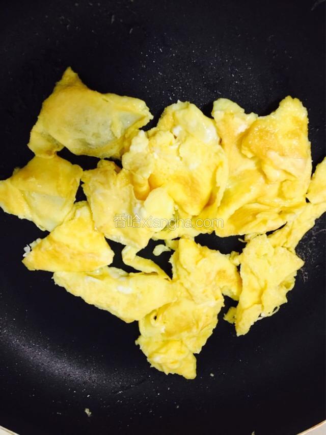 接着用小铲分块状，如图。