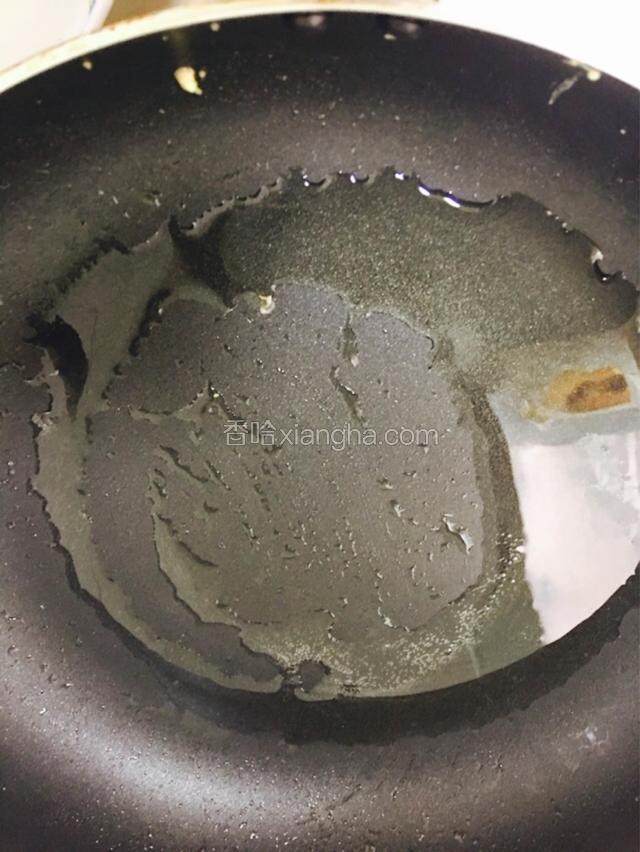 锅中倒入少许油烧至六成热。