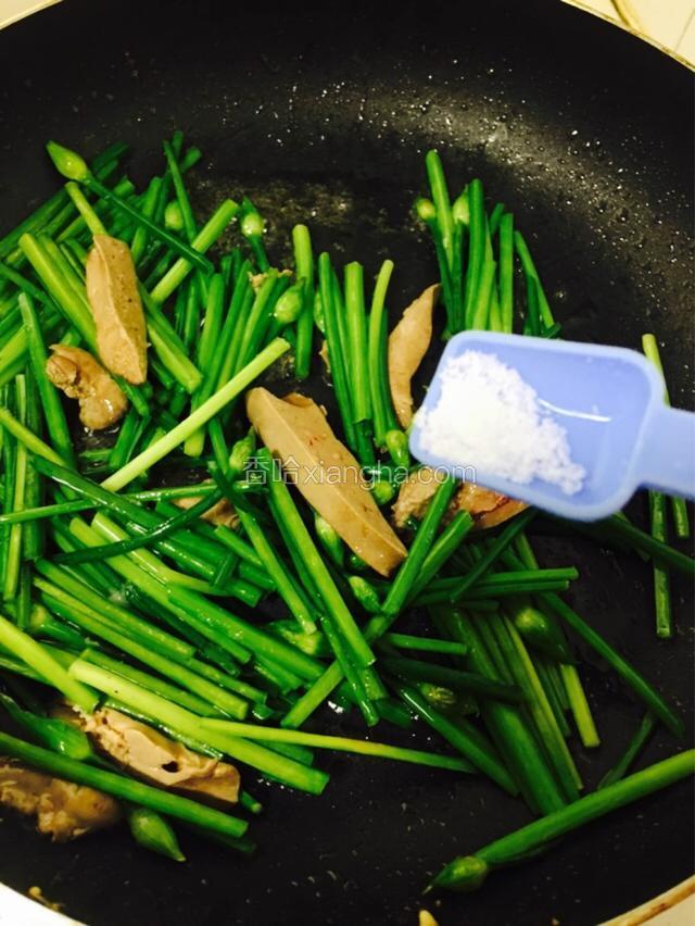 待炒出香味，韭菜苗7成熟时加少许盐调味。