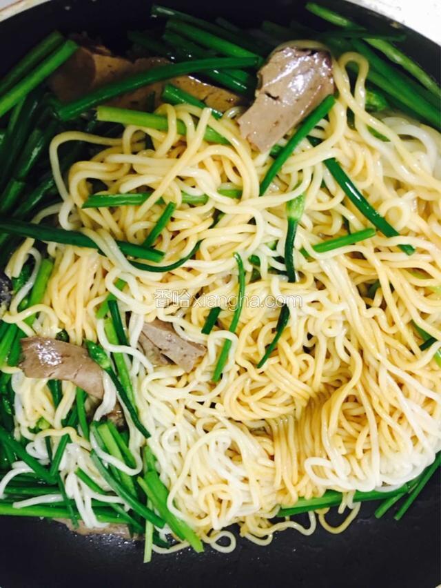 加入鲜味酱油和少许老抽调味，全程用大火快速翻炒。