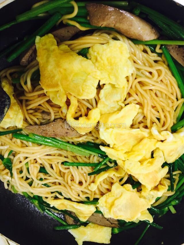 起锅前撒入鸡蛋和淋上香油拌均匀即可出锅。