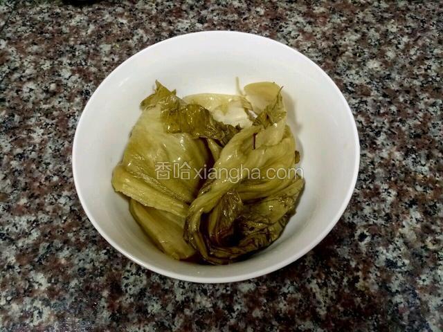 取自家泡的酸菜一块。