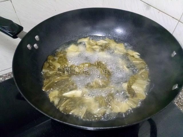 然后锅中加入适量水，加入拍好的老姜，开大火熬制一分钟。