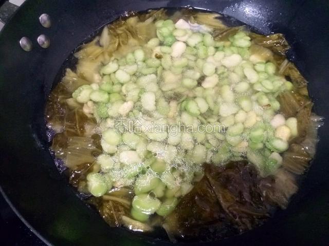 然后倒入胡豆瓣，加入盐，鸡精调好味，煮个二十分钟左右，胡豆瓣熟了就行。