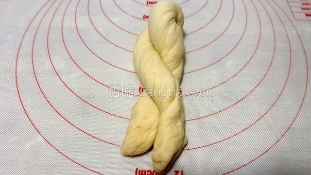 手拿两端，向相反方向拧紧。