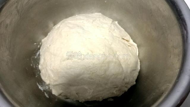 往面粉中加入适量温水，和成面团。放一边醒发20分钟。