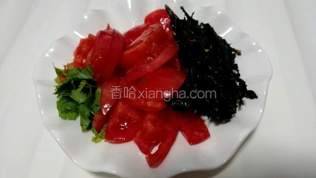 取适量紫菜、芹菜叶，将西红柿切片。