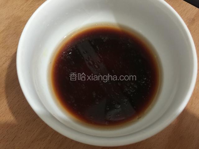 取一个碗调入适量的料酒和蒸鱼豉油，还有少许的白糖调匀。