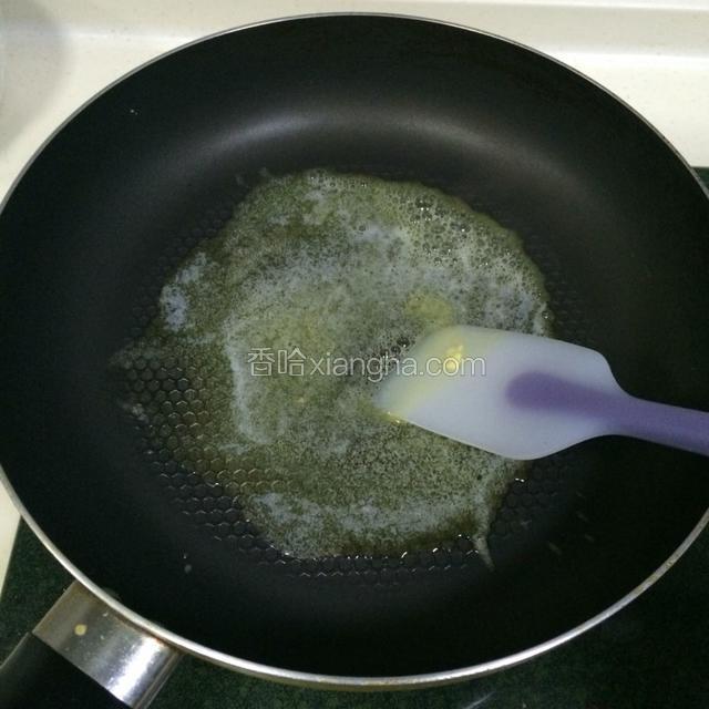 黄油放入不粘锅内，开小火使黄油融化。