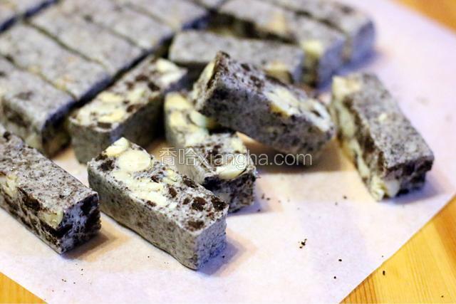 趁还有点余温的时候，用刀切成1厘米*4厘米的现状。