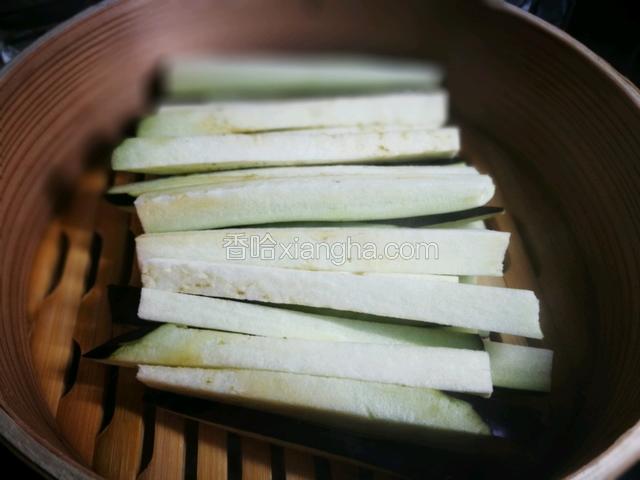 放到蒸锅里蒸15分钟，关火备用