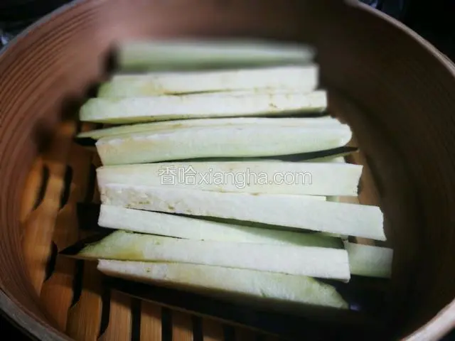 放到蒸锅里蒸15分钟，关火备用