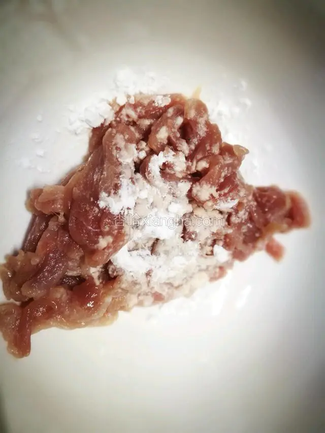 把精瘦猪肉切细丝，加入豌豆淀粉
