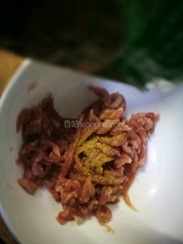 加入0.5g的五香粉