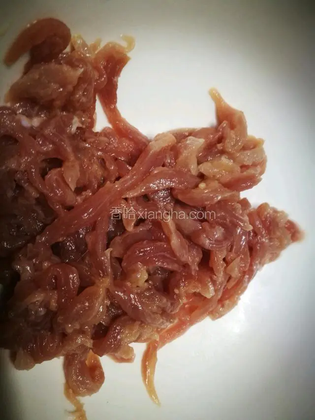 把肉丝搅拌均匀，静置十分钟左右
