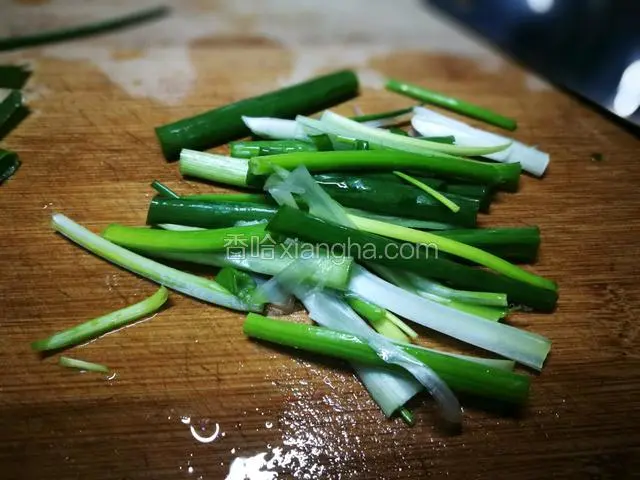 把香葱切段儿