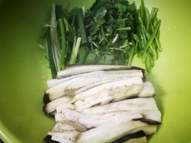 将蒸好的茄子，葱，香菜，尖椒放到大一点的容器里
