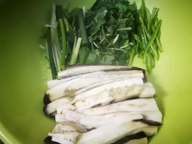 将蒸好的茄子，葱，香菜，尖椒放到大一点的容器里