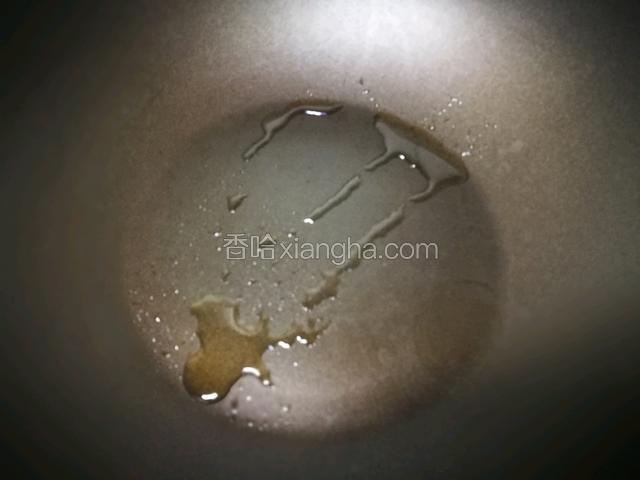 锅烧热，加入2g橄榄油