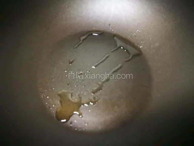 锅烧热，加入2g橄榄油