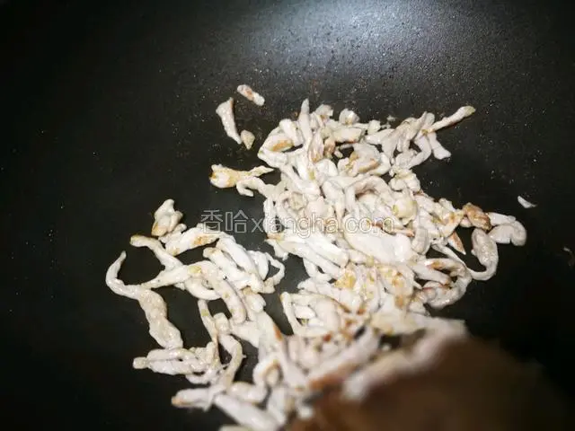 精瘦猪肉入锅，炒到变色