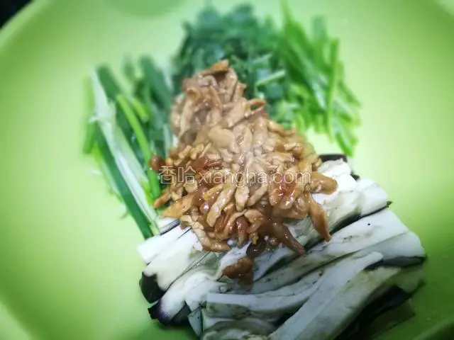 将炒好的精瘦猪肉丝放到盘子里，搅拌均匀