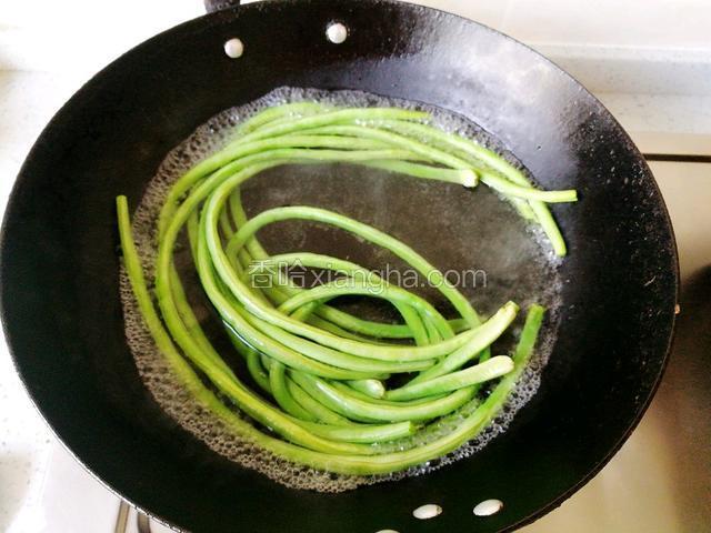 锅里放水烧开，加入缸豆淖水。