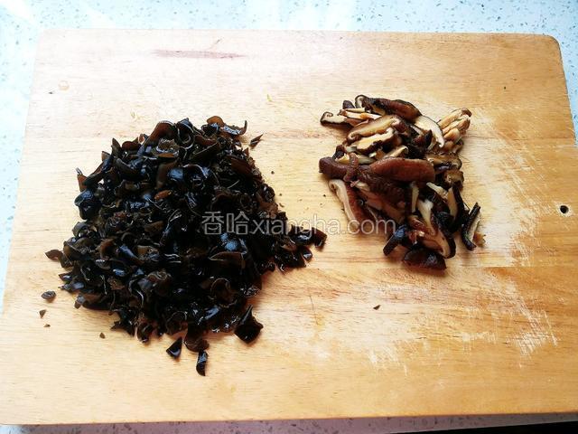 木耳香菇切丝。