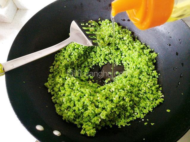 豆角倒入锅中，开中火，倒入少量油，适量盐。
