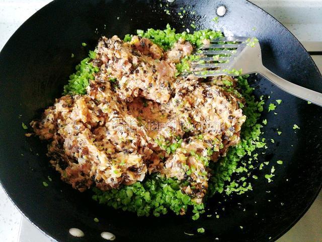 豆角晾凉加入拌好的肉末香菇，搅拌均匀美味的饺子馅就调好啦！