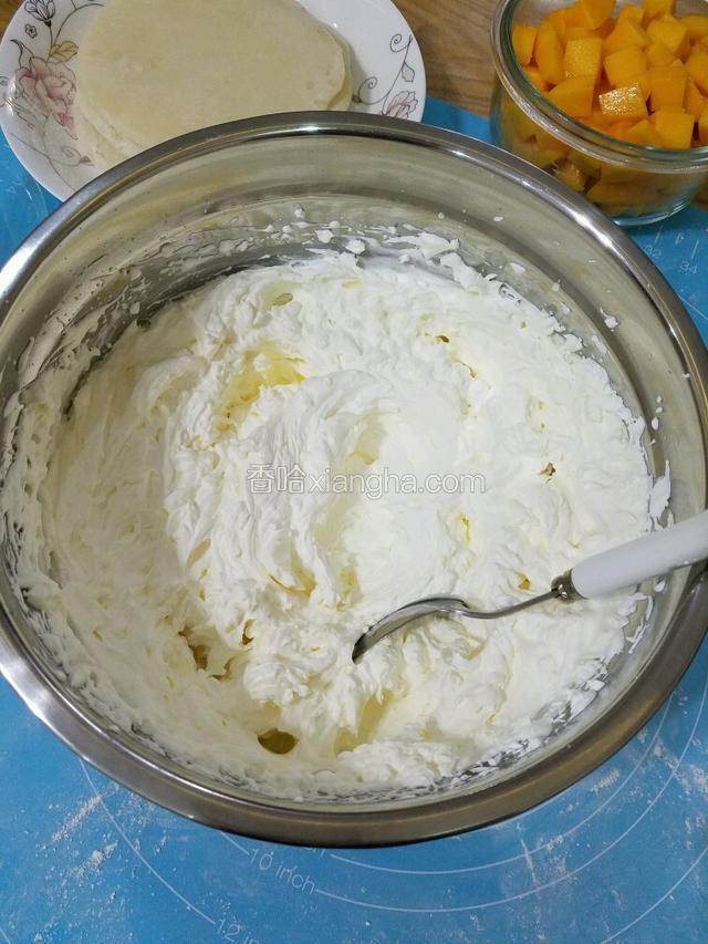 打发奶油 :淡奶油加糖后开始打发，直到打发到提起电动打蛋器可以拉出直挺的尖角状就可以了。取出放冰箱擀好的冰皮，准备开始包雪媚娘。
