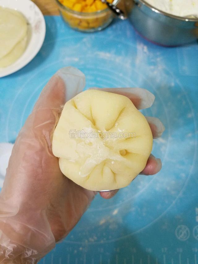 最后收拢另一边。在收口处蘸一点手粉。