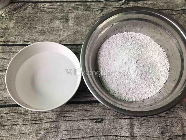 马蹄粉一盒250克加200ml的水搅拌成稠粉浆，然后分成等量的2份备用