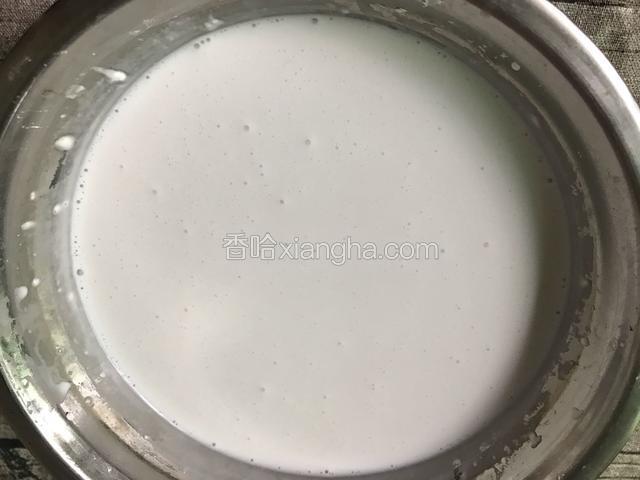 将400ml椰浆加120克炼奶搅拌后加入另一半稠粉浆搅拌均匀，成为小白（不加炼奶也可以）