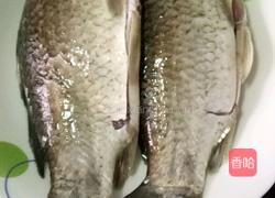 鲫鱼汤的做法图解1