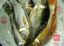 香煎小鲫鱼的做法图解2