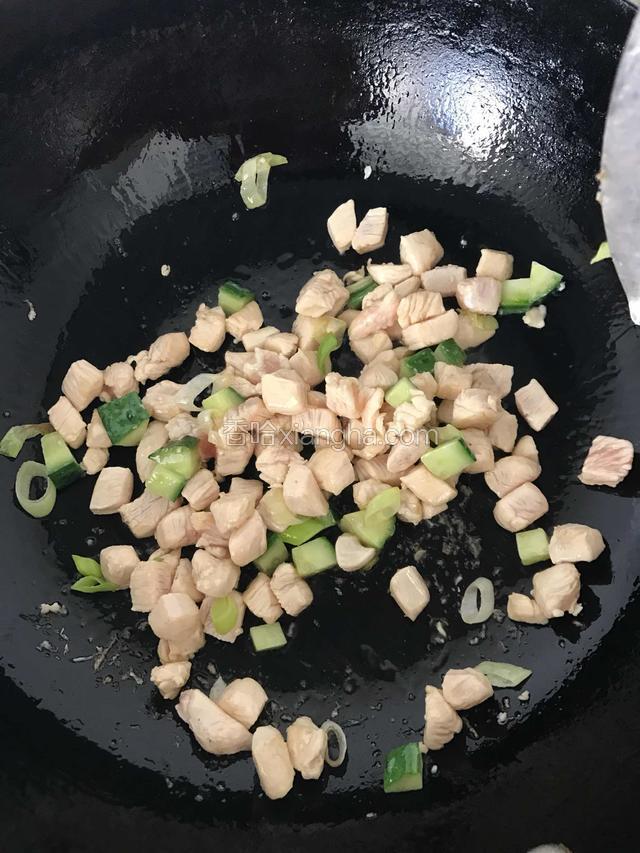 锅里放10g橄榄油，油热后，先放入鸡胸肉丁和黄瓜丁。