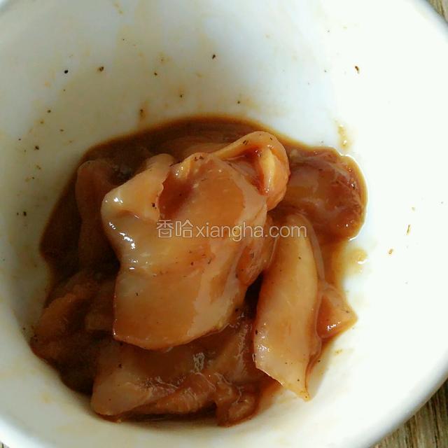精肉切片，加少许老抽，胡椒粉，料酒和半勺生粉拌匀腌十分钟