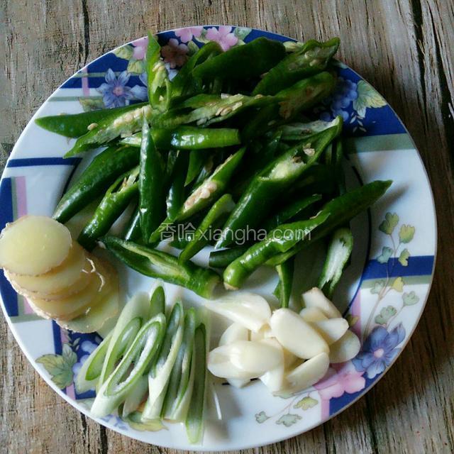 尖椒切滚刀片，生姜、葱、大蒜切片