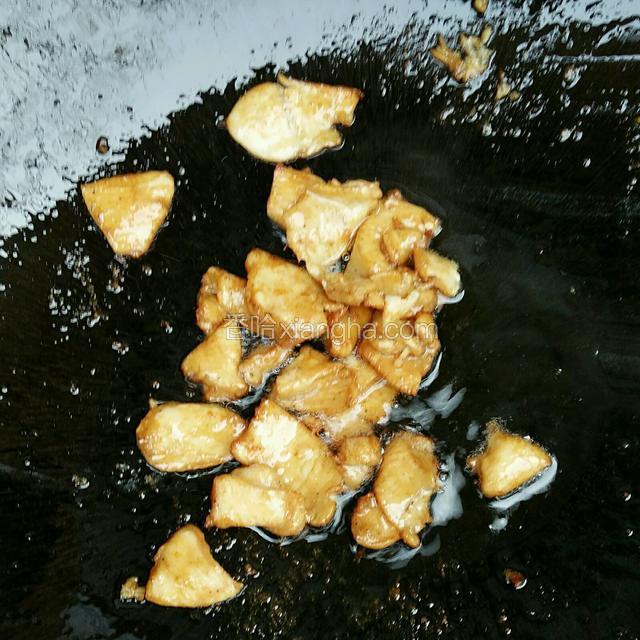 起油锅，倒入油，烧至五成热，下肉片滑散，炒至变色，捞出备用