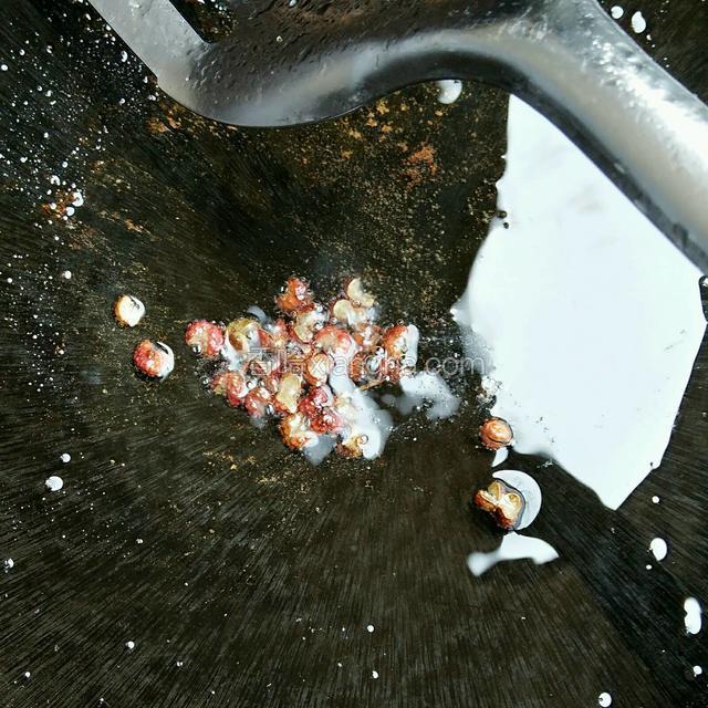 锅里留少许底油，下花椒粒爆香