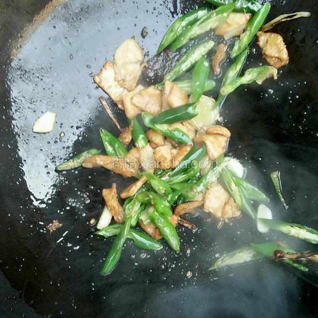 放入肉片翻炒均匀
