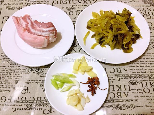 五花肉洗净，酸菜洗净切成丝，挤干水分，葱姜蒜切片，八角备好