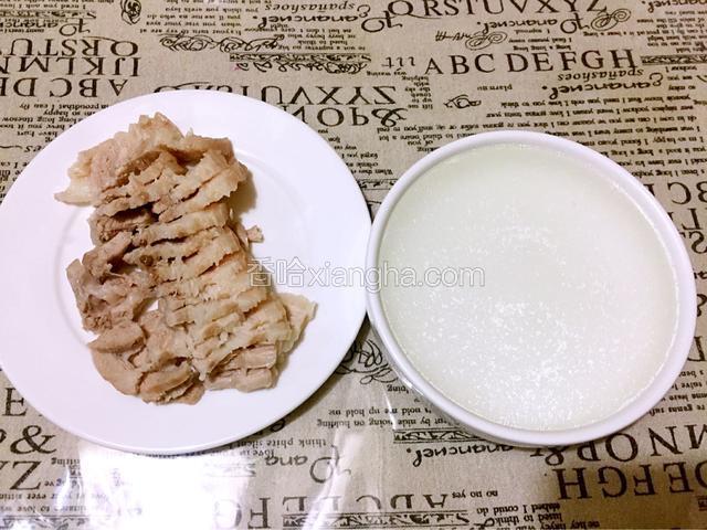 煮好的五花肉晾凉切薄片，煮肉的汤汁留下备用
