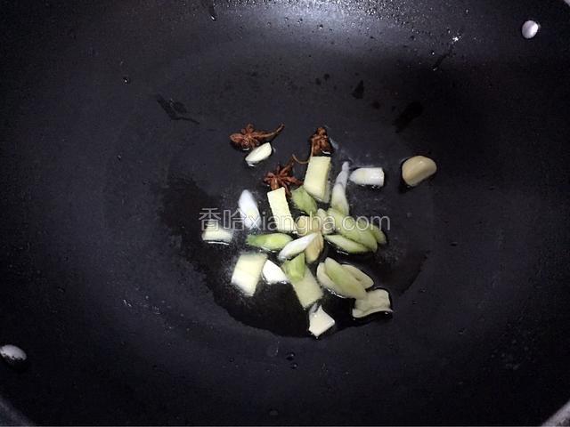 锅中倒入适量油烧热放入葱姜蒜、八角爆香
