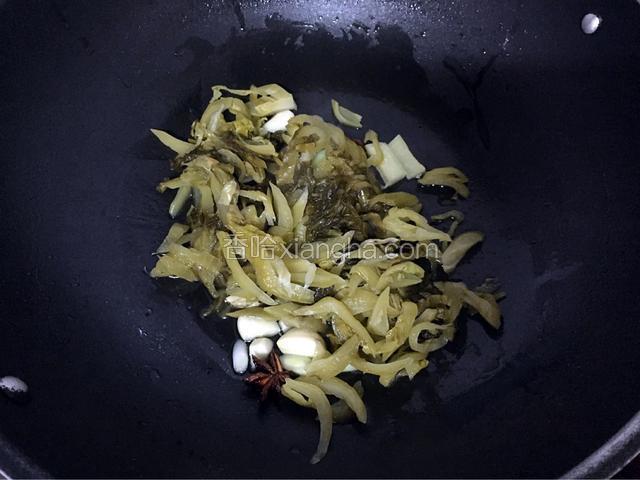 放入酸菜炒出香味