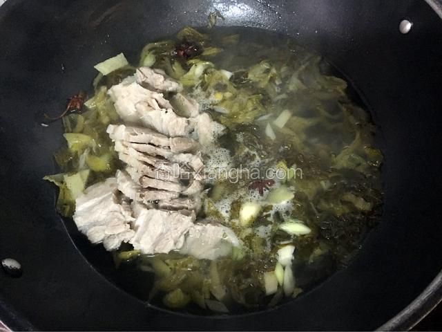 大火烧开后放入五花肉，转中火炖煮十五分钟