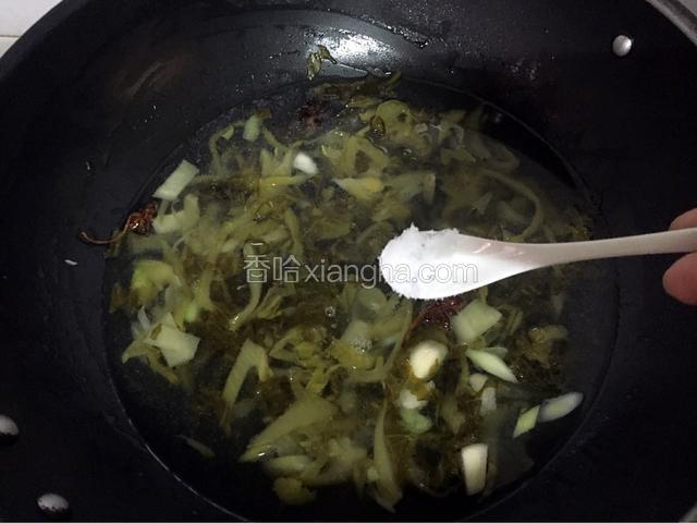 加入料酒、胡椒粉、盐、鸡精，