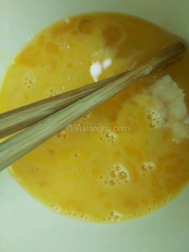 两个鸡蛋打散