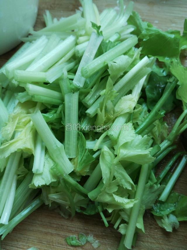 芹菜洗干净，切段